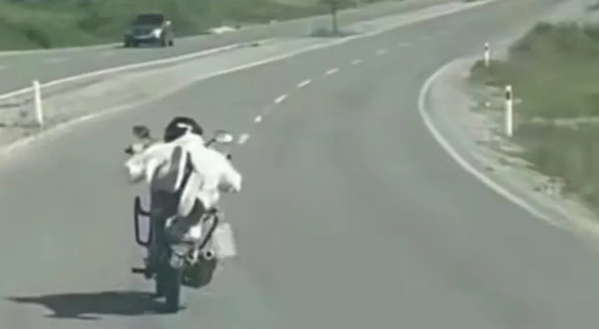Yüzüstü uzanarak motosiklet kullanan sürücüye 45 bin lira ceza