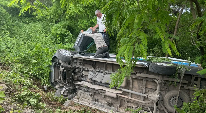 Park halindeyken şarampole devrilen minibüsteki 5 yolcu yaralandı