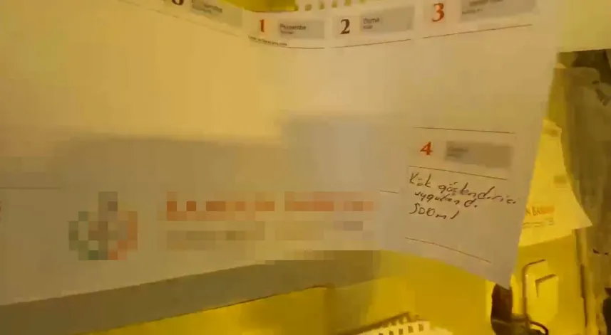 Evde yetiştirdiği kenevirle ilgili notları duvara asmış