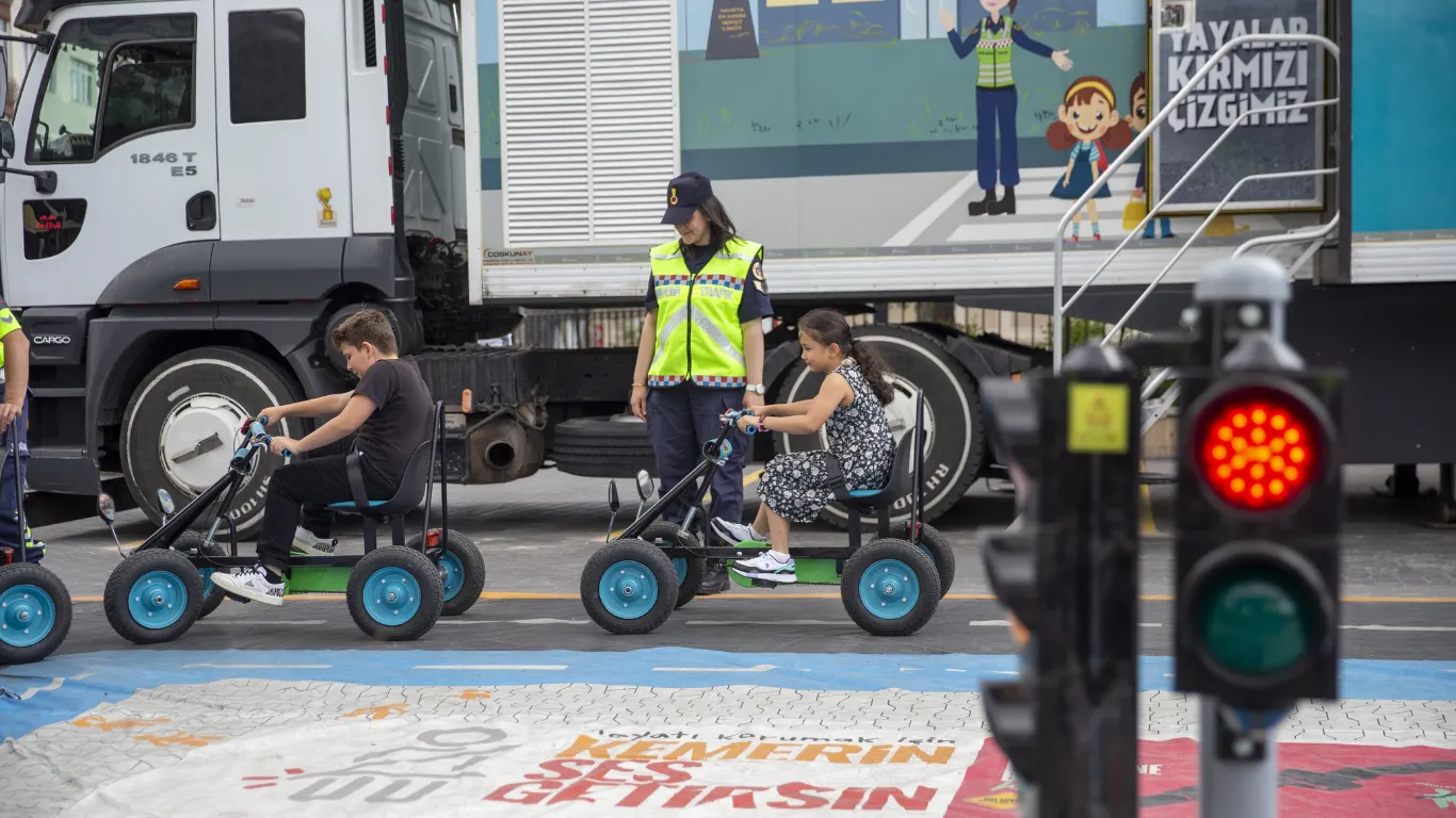 Bolu'da çocuklar ve yetişkinler mobil eğitim tırında trafik kuralları hakkında bilgilendirildi