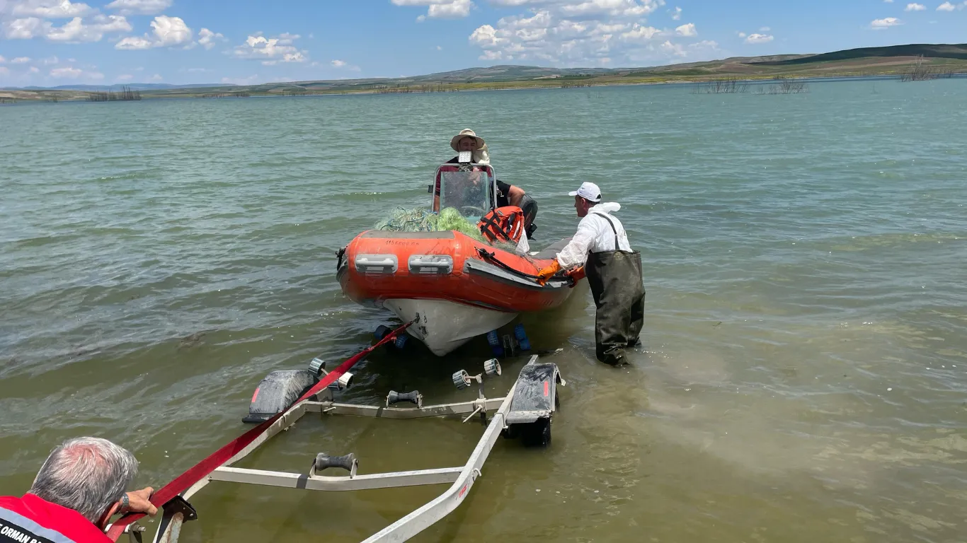 Kaçak avcıların göle bıraktığı 2 bin 600 metrelik ağ bulundu