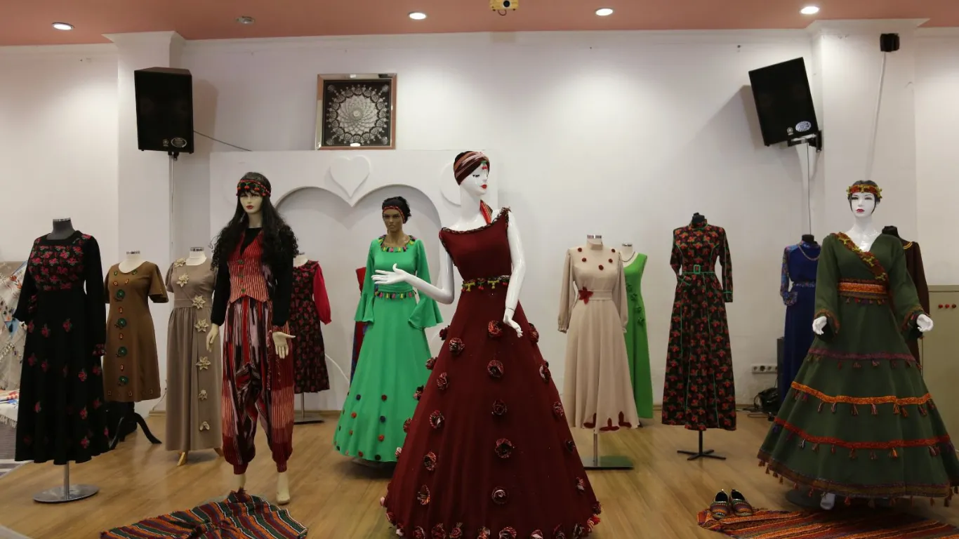 Peştamal ve keşan bezinden dikilen kıyafetler sergilendi