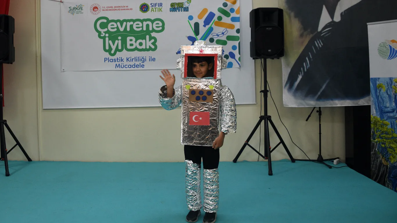  Öğrenciler atık malzemelerden hazırladıkları kıyafetlerle defile yaptı