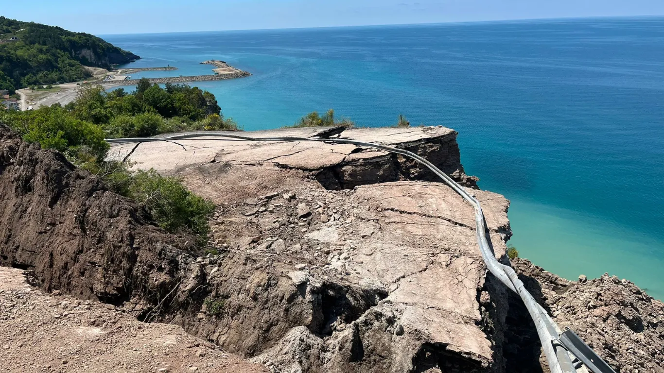 Kastamonu'da heyelan; Cide-İnebolu yolu ulaşıma kapandı