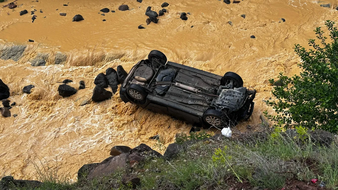 Giresun'da dereye yuvarlanan otomobilin sürücüsü yaralandı