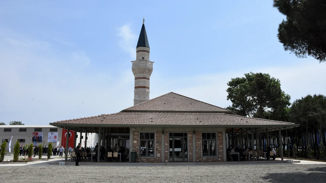 Merhum iş insanı Fahrettin Ulusoy adına Samsun Üniversitesinde yaptırılan cami ibadete açıldı