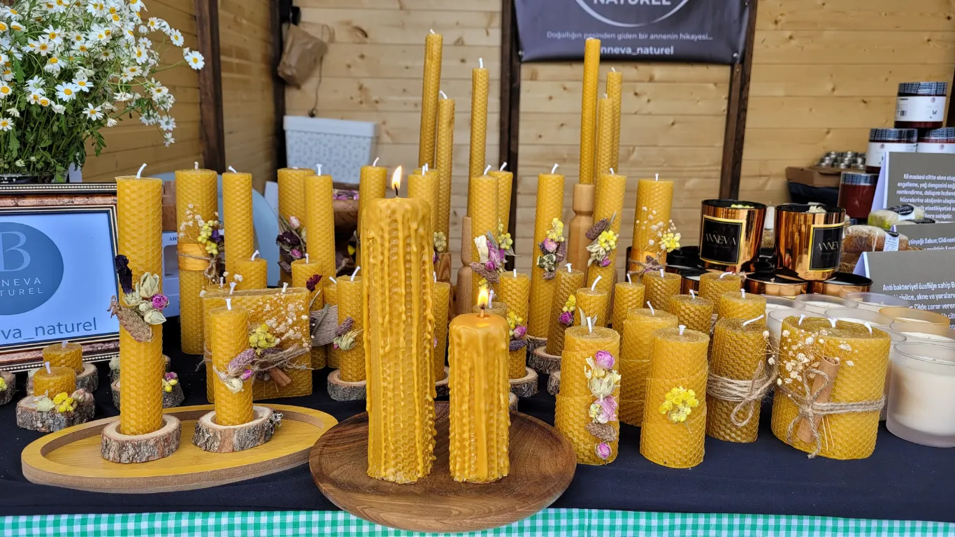 Yaptığı el yapımı krem ve dekoratif mumları Türkiye geneline satıyor