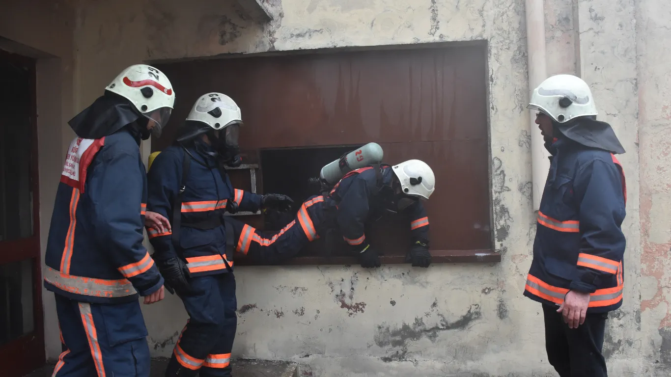 Gümüşhane'de sivil savunma ve itfaiyecilik öğrencileri tatbikatlarla mesleğe hazırlanıyor