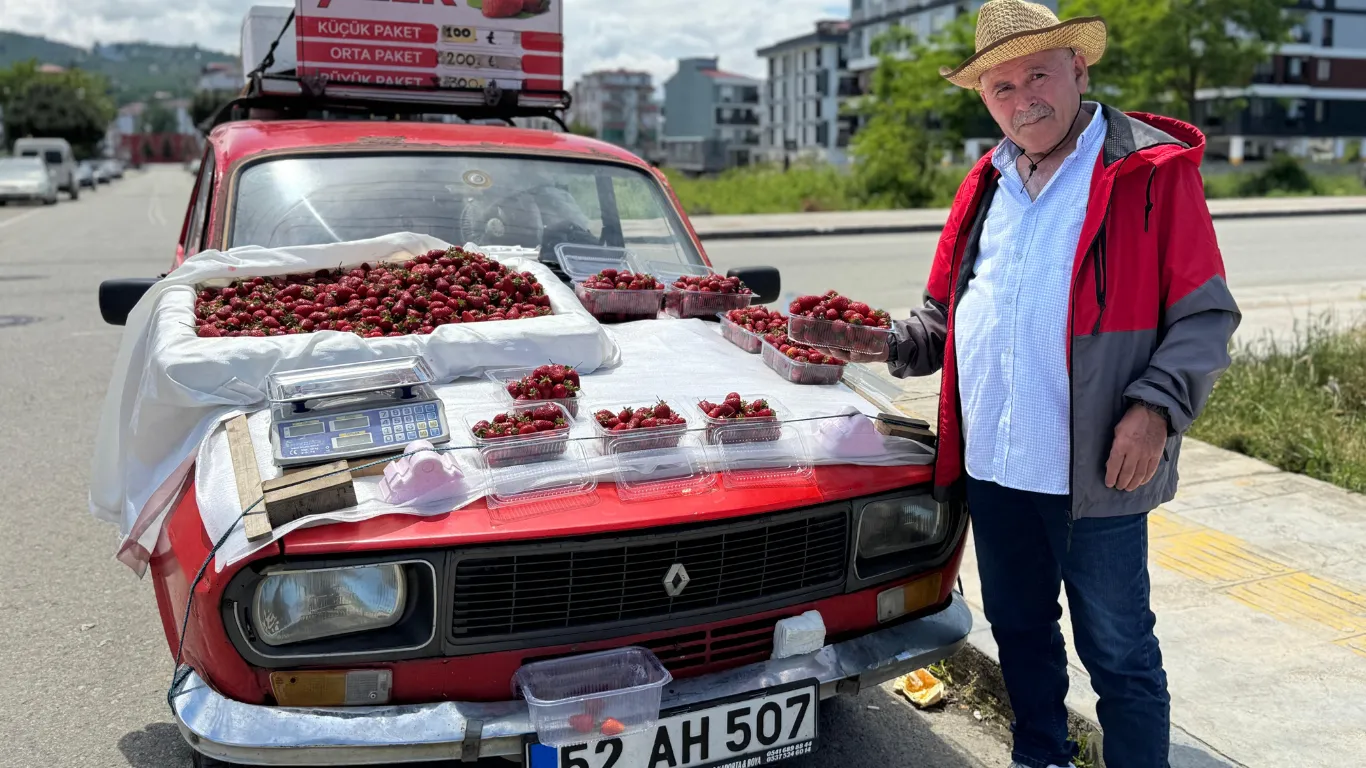 'Çilek' ismini verdiği otomobili ile her gün kilometrelerce yol gidiyor