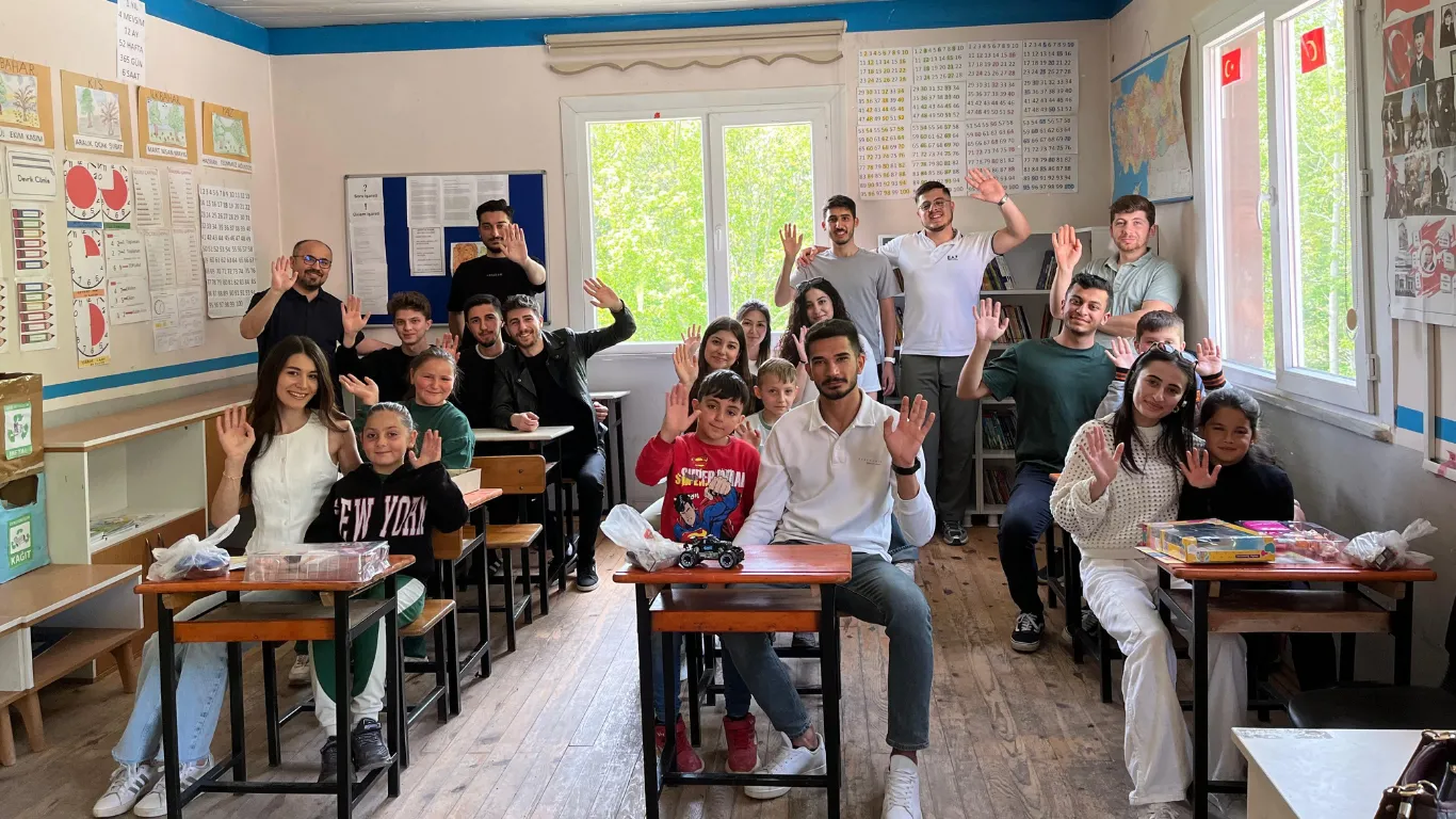 Üniversiteliler köy okulu öğrencilerine unutulmaz bir gün yaşattı