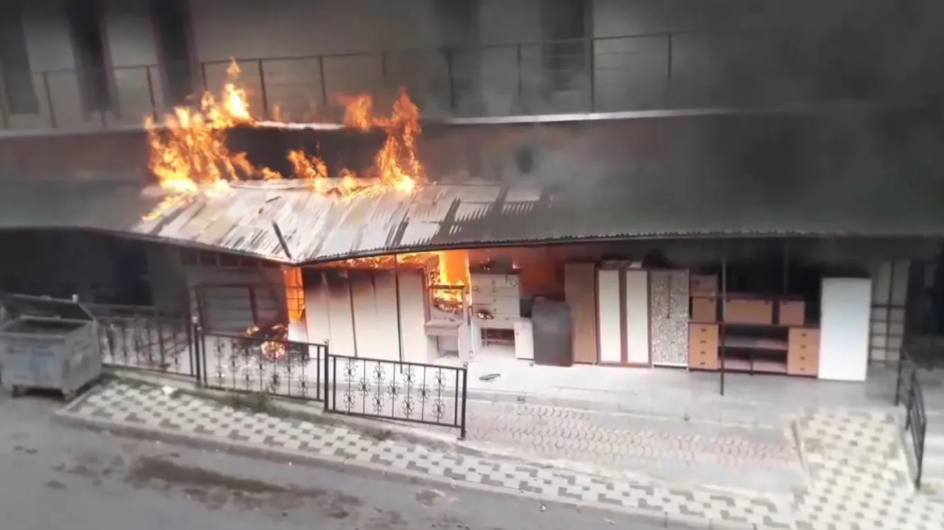 Gümüşhane’de iş merkezinde çıkan yangın paniğe neden oldu