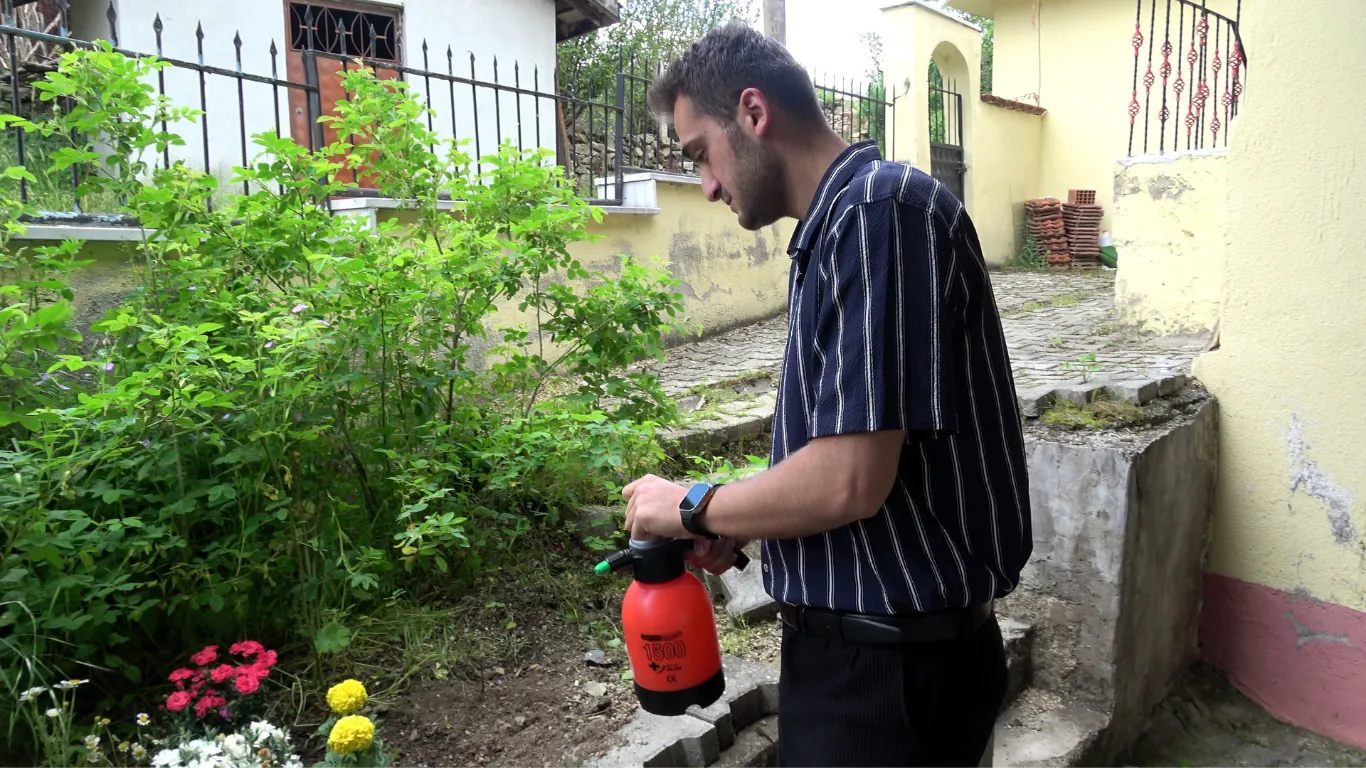 Genç imam görev yaptığı köy camisinin çehresini güzelleştirdi