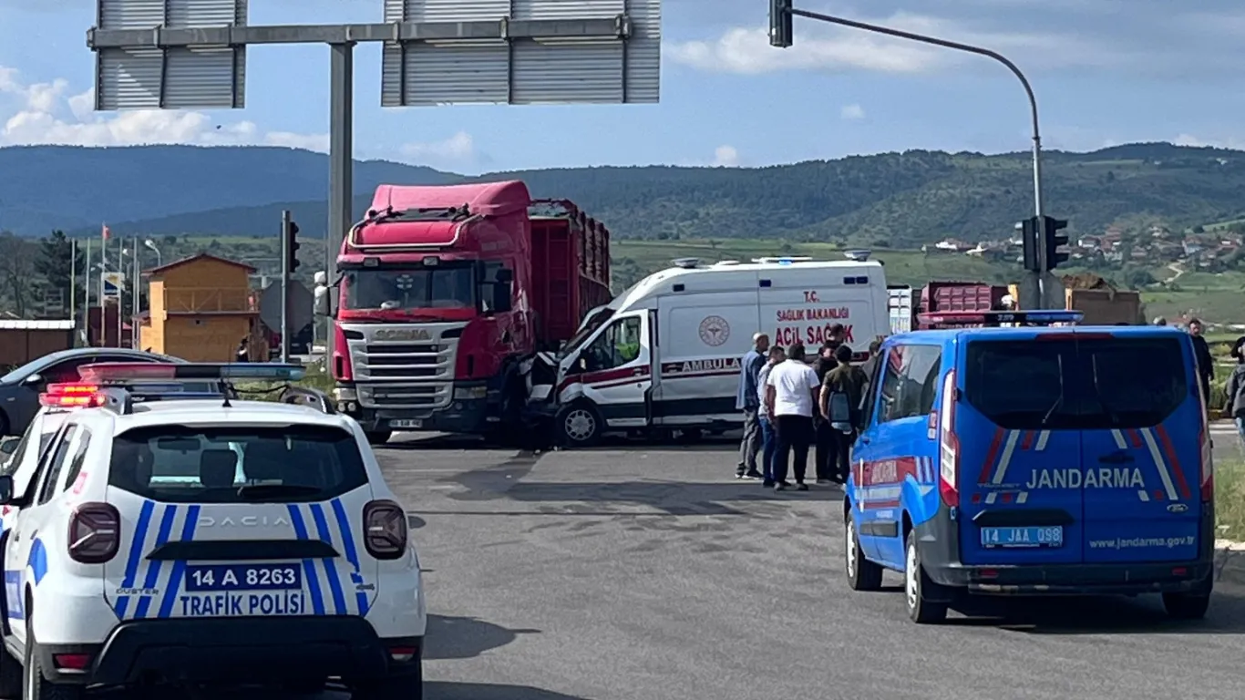 Başsavcının bulunduğu ambulans, kazaya karıştı; 8 yaralı