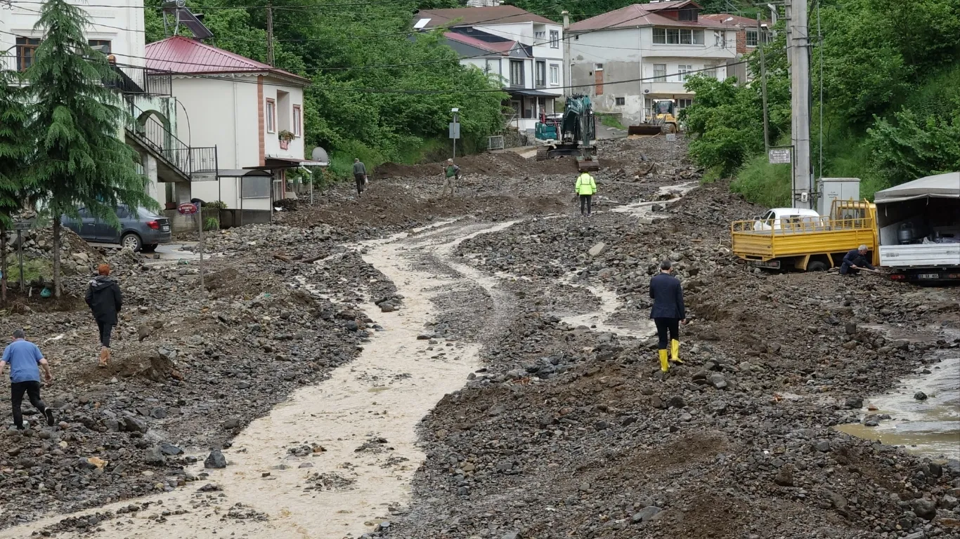Trabzon'da sağanak; 1 kişi kayıp