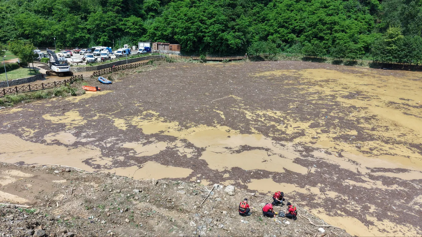 Trabzon'da sel gitti çöpü kaldı