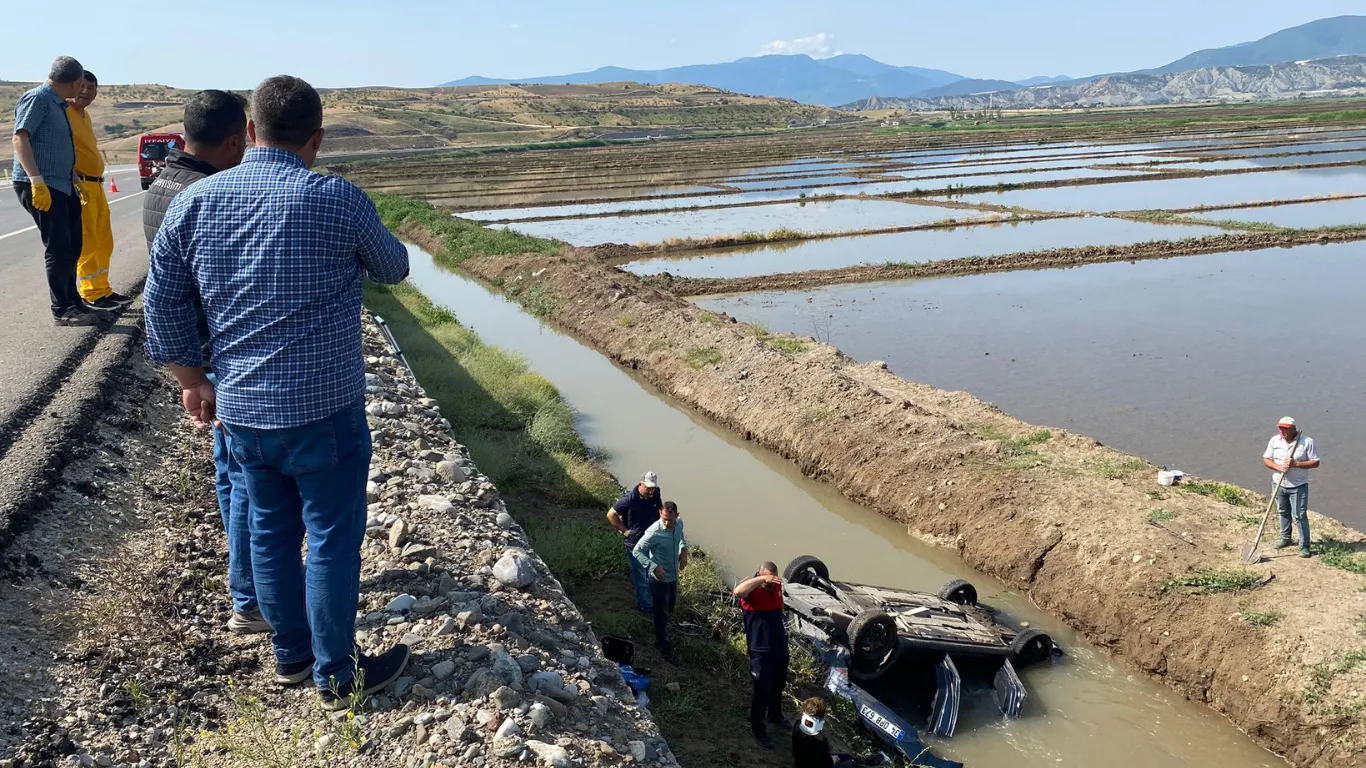 Çorum'da sulama kanalına düşen otomobildeki karı koca ile 2 aylık bebek yaralandı