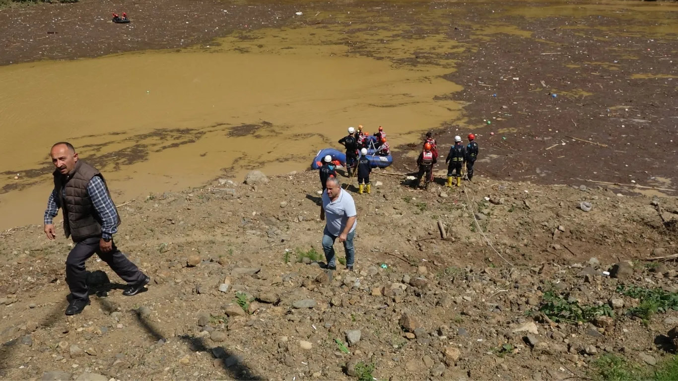 Trabzon’da selde kaybolan kişi, bahçesindeki suyu tahliye ediyormuş