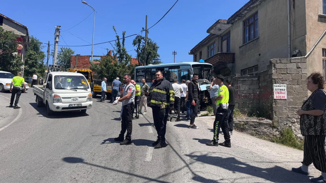 Yolcu minibüsü duvara çarptı: 14 yaralı