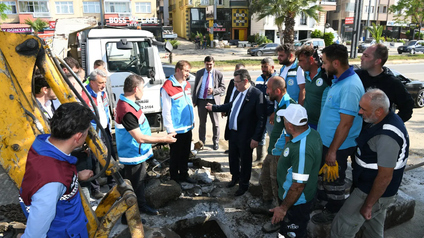 Trabzon Büyükşehir Belediye Başkanı Genç, taşkından etkilenen esnafı ziyaret etti