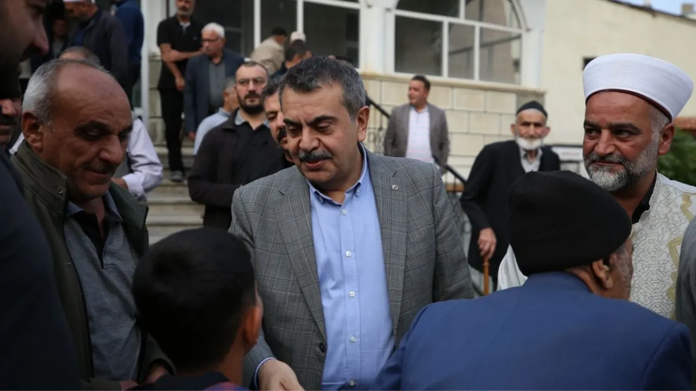 Milli Eğitim Bakanı Tekin, bayram namazını memleketi Erzurum'da kıldı