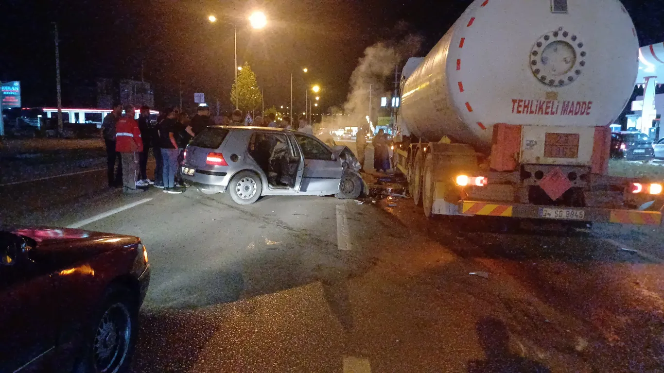 Karşı şeride geçen otomobil, akaryakıt tankeriyle çarpıştı: 1 ölü