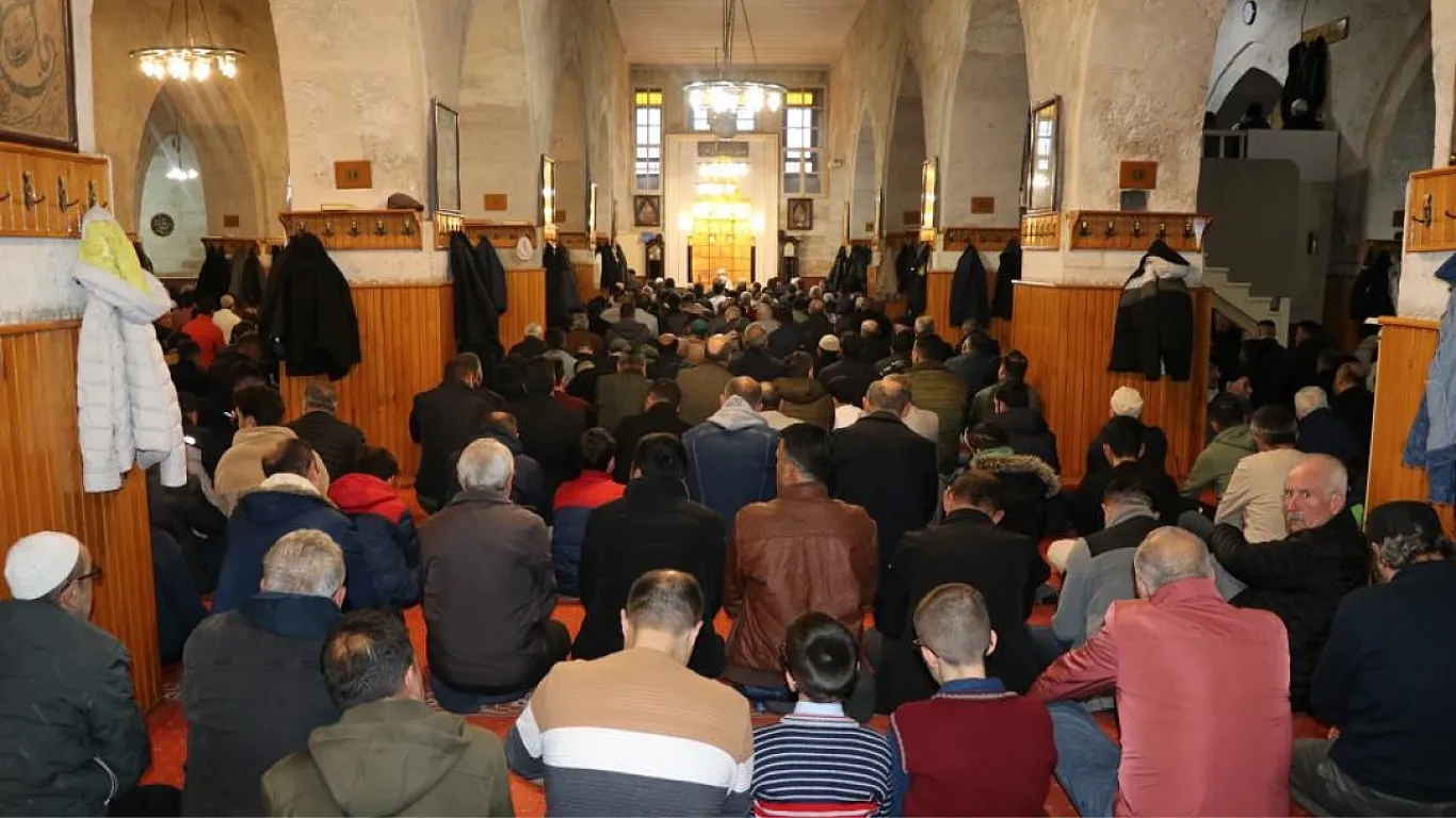832 yıllık camide Kurban Bayramı namazı kılındı
