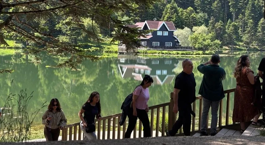 Gölcük Tabiat Parkı tatilcilerin akınına uğradı: Doğası, enerjisi harika