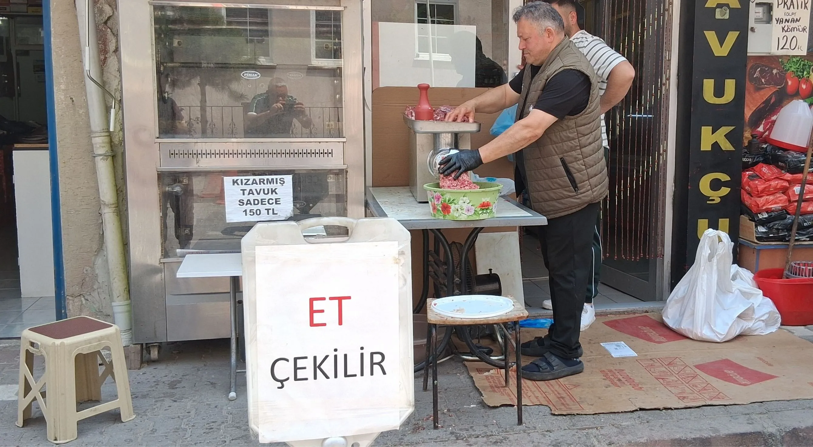 Havza'da kasap ve şarküterilerde kıyma mesaisi devam ediyor