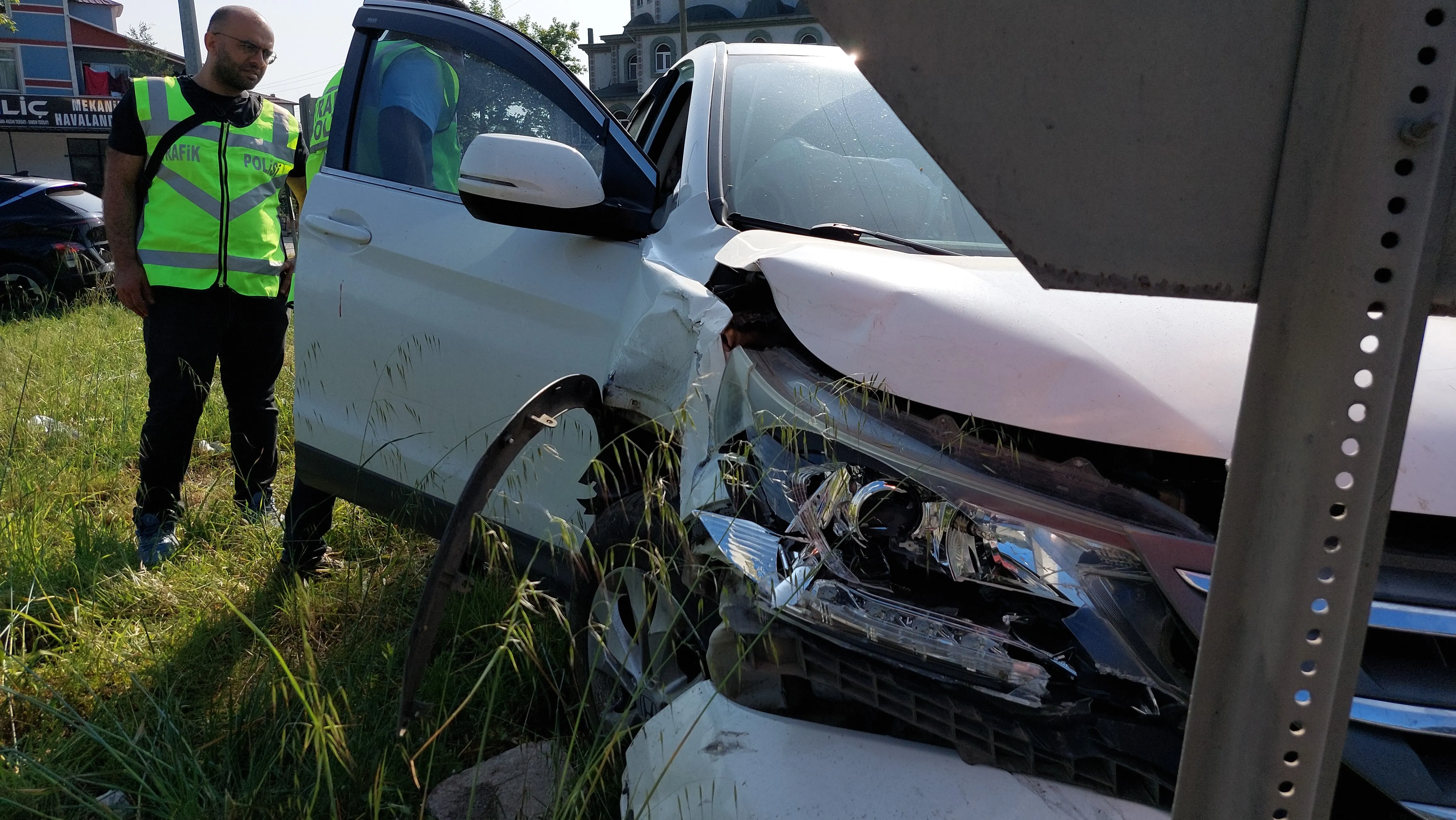 Samsun'da kavşakta 2 otomobil çarpıştı: 2 yaralı