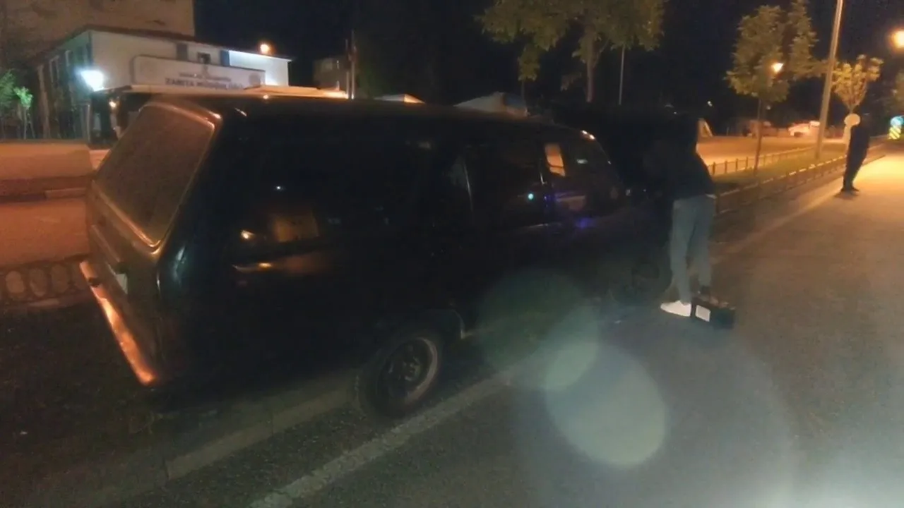 Kontrolden çıkan otomobil refüje çıktı