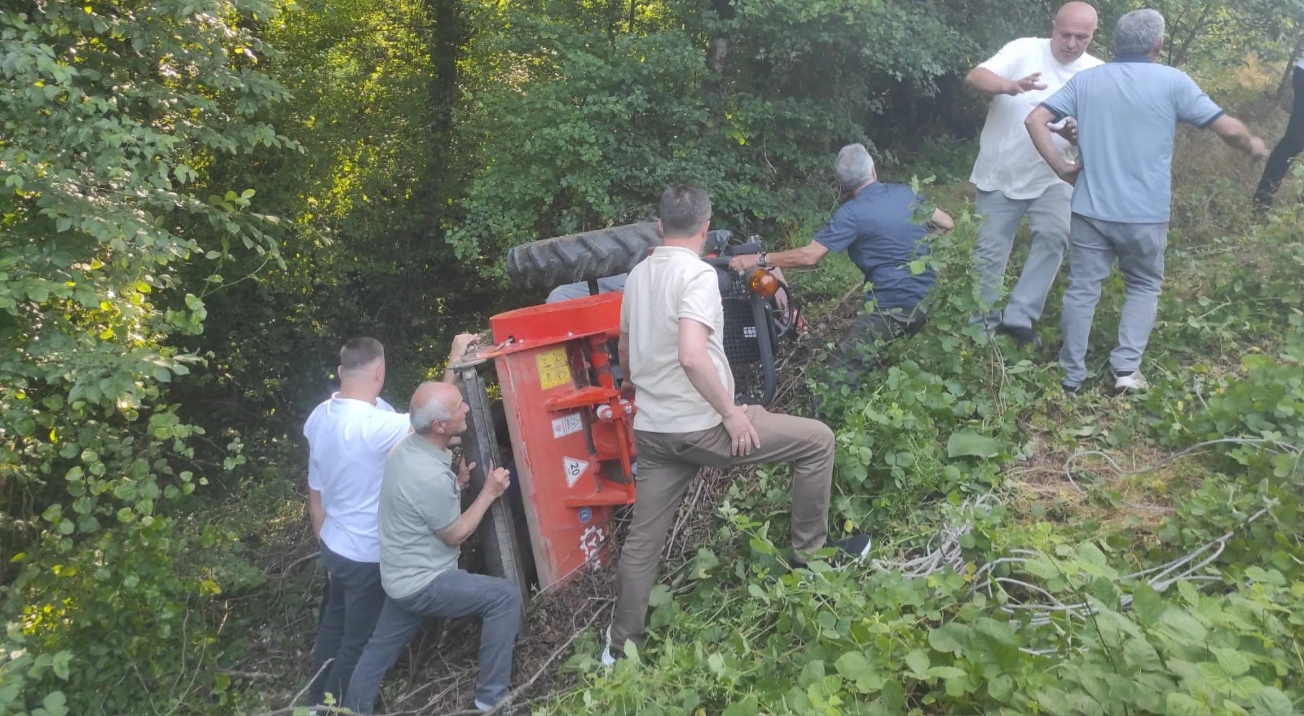 Kontrolden çıkan traktör devrildi: 1 yaralı