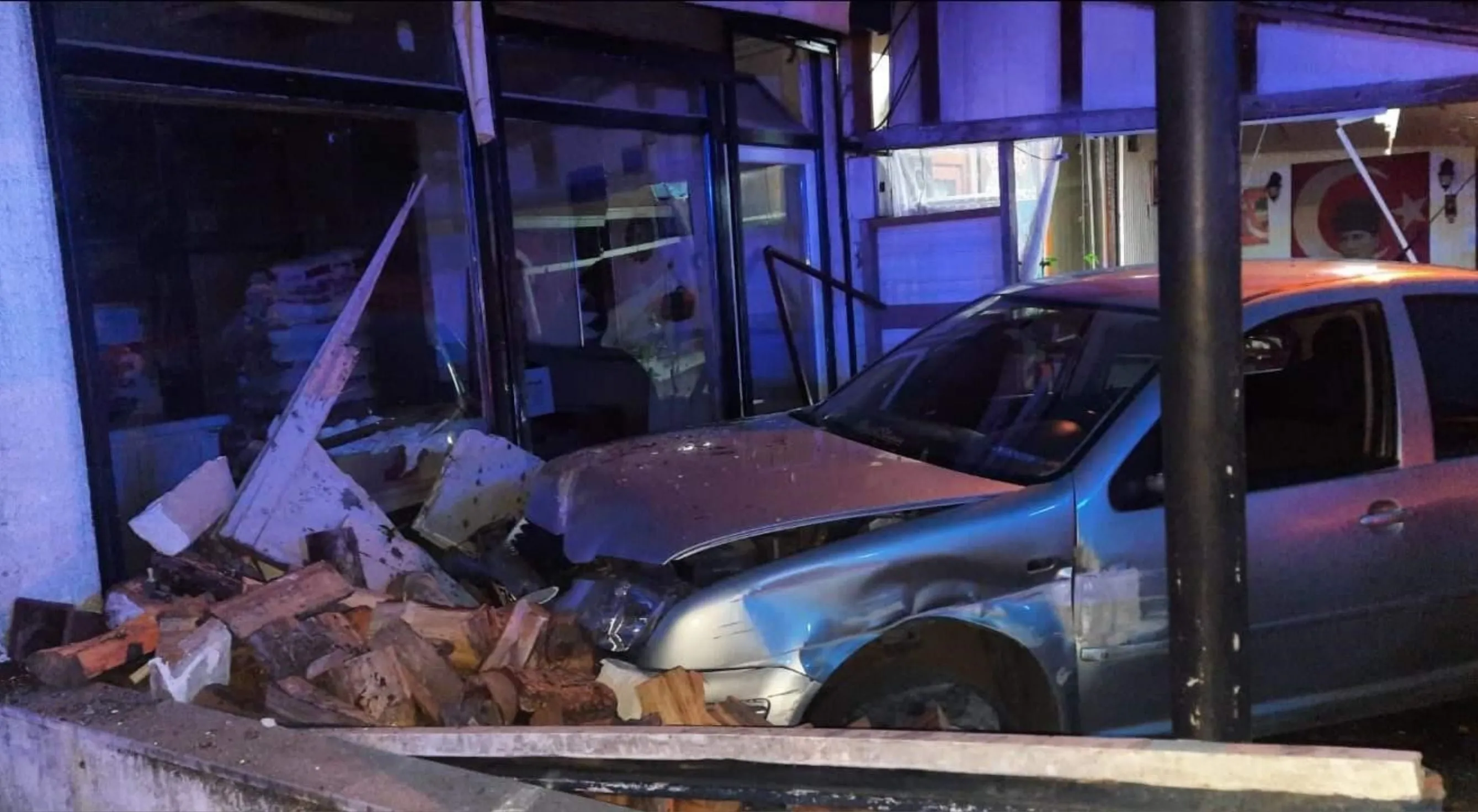 Yoldan çıkıp 2 iş yerine çarptı : 1 yaralı