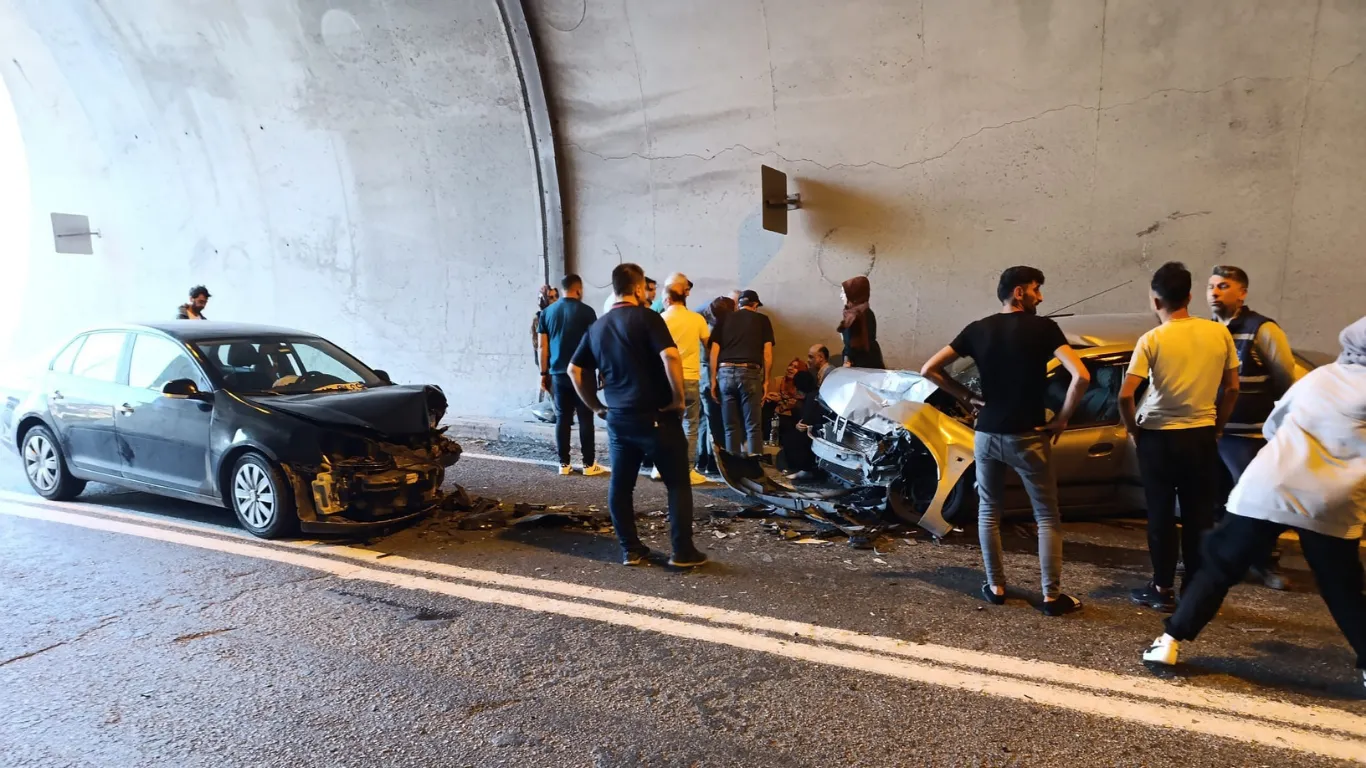 Artvin'de iki otomobil çarpıştı: 5 yaralı