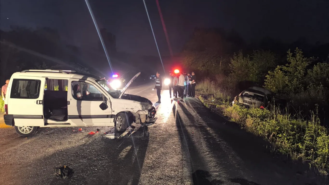 Otomobil ile hafif ticari araç çarpıştı: 1'i ağır 8 yaralı