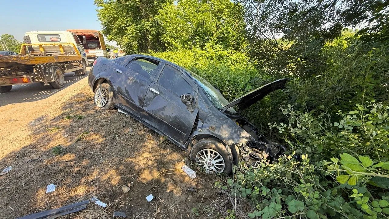 Kontrolden çıkarak bariyerlere çarpan otomobile tanker çarptı: 7 yaralı