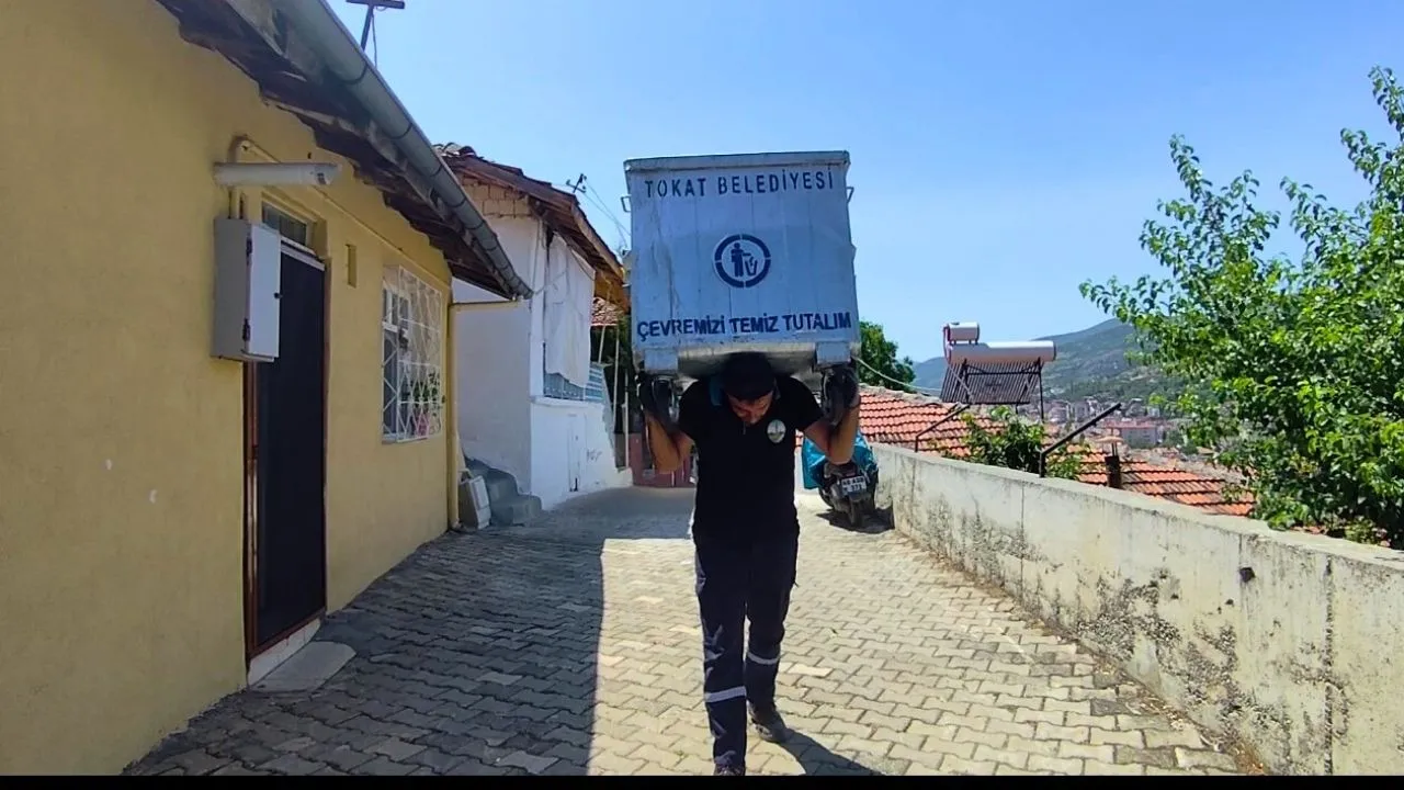 Çöp tenekesini sırtlayan personel temizlikte sınır tanımadı