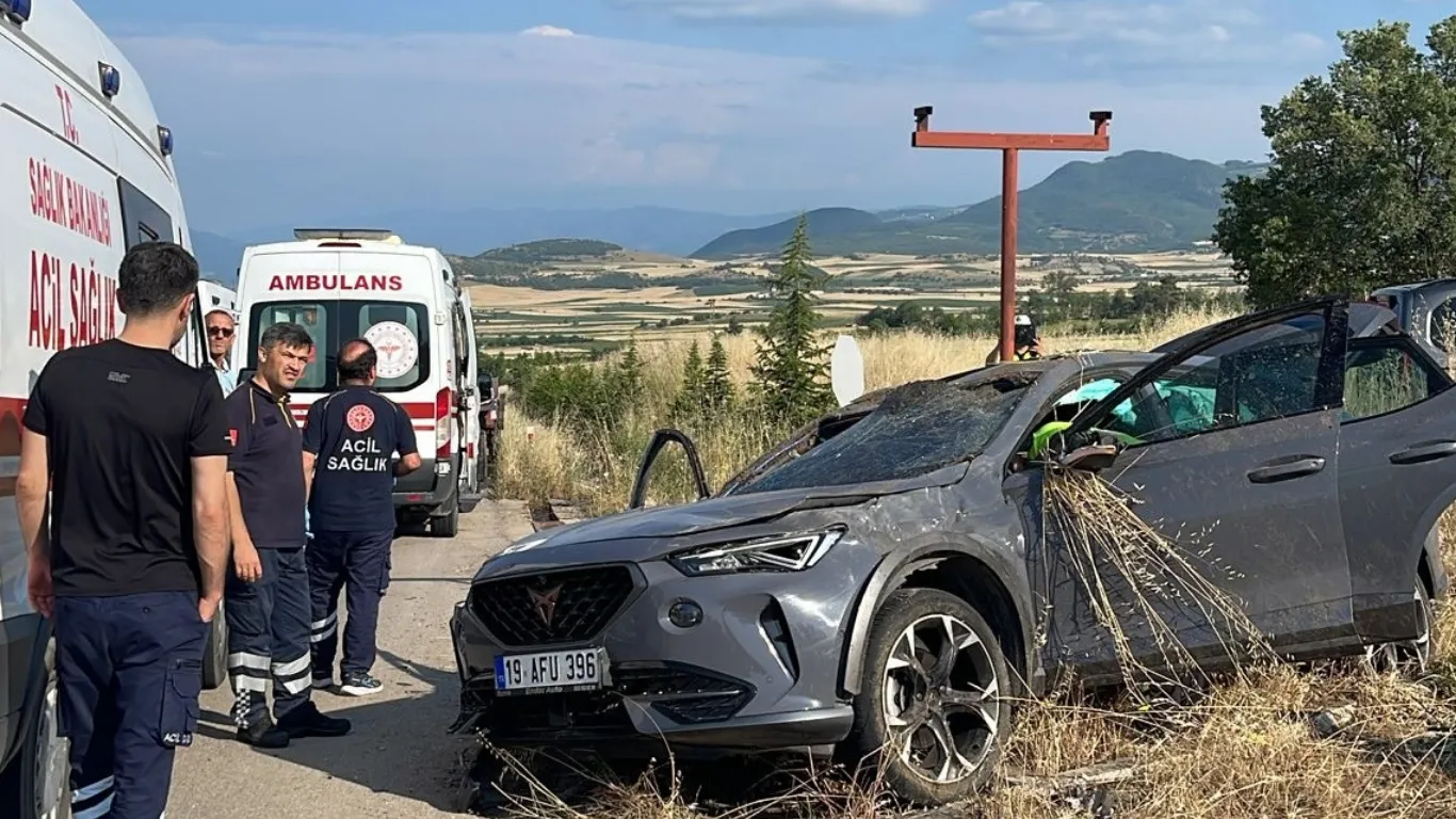 Tokat’ta devrilen otomobildeki 3 kişi yaralandı