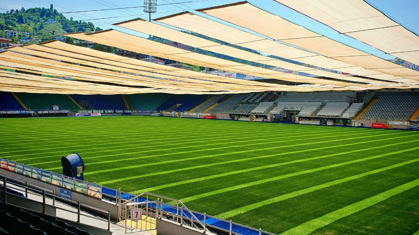 Çaykur Didi Stadyumu'nun çimleri, örtü sistemi ile güneşten korunuyor