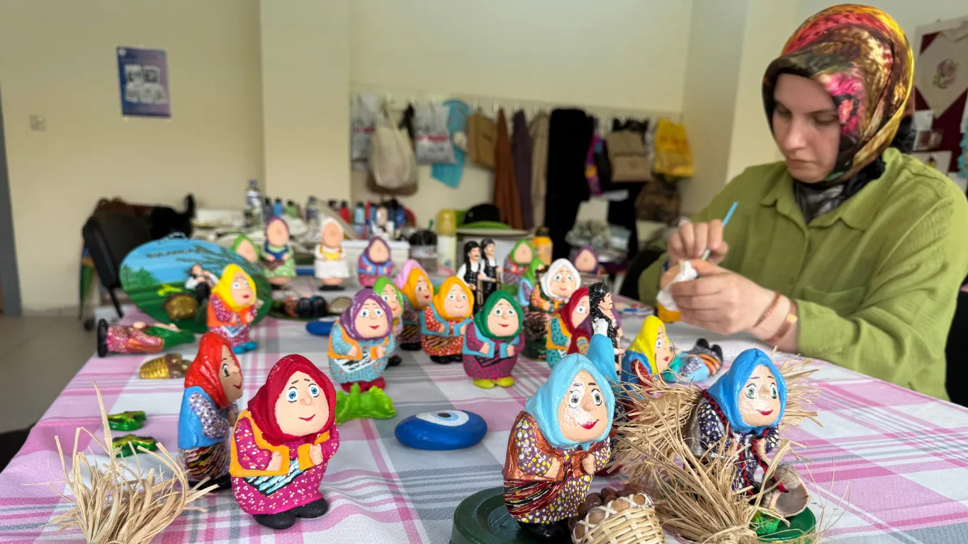 Karadenizli yaşlı kadınları tasvir ettiği taş bebekler ev hanımının gelir kapısı oldu