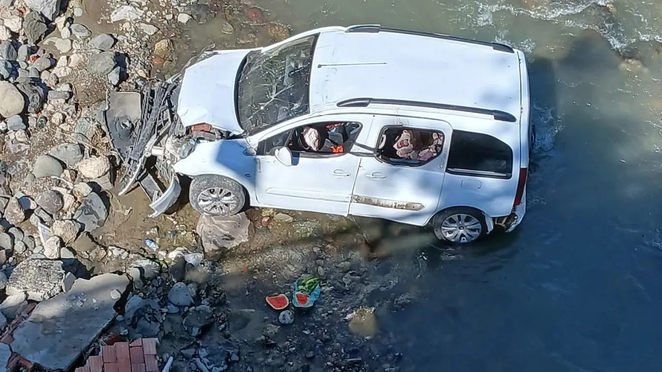 Otomobille çarpışan hafif ticari aracın dereye yuvarlandığı kaza kamerada: 3 yaralı