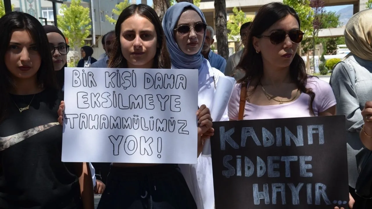 Sivas'ta kadınlar, 3 çocuk annesi Gonca Özdemir için yürüdü