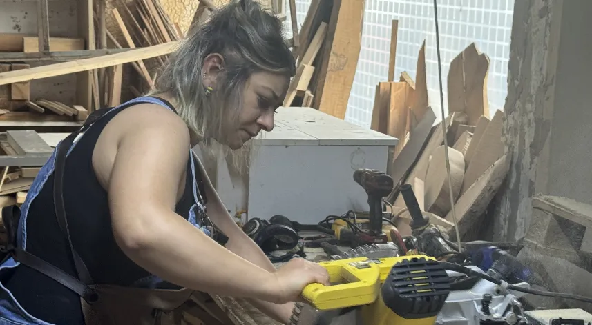 İstediği mobilyaları ürettiremedi, marangoz tezgahının başına geçen kadın herkesi şaşırttı