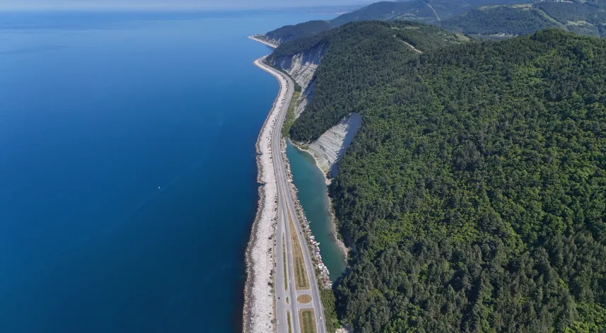 Karadeniz Sahil Yolu'nun Samsun-Sinop bölümü sürücülere doyumsuz seyir sunuyor
