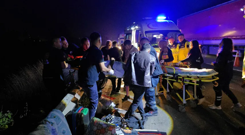 Anadolu Otoyolunda TIR, minibüse çarptı: 7 yaralı
