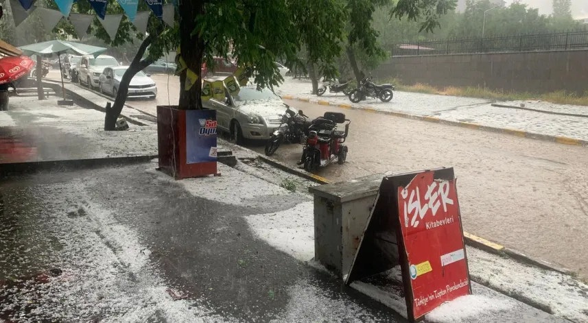 Kağızman'ı dolu vurdu, tarım arazileri zarar gördü