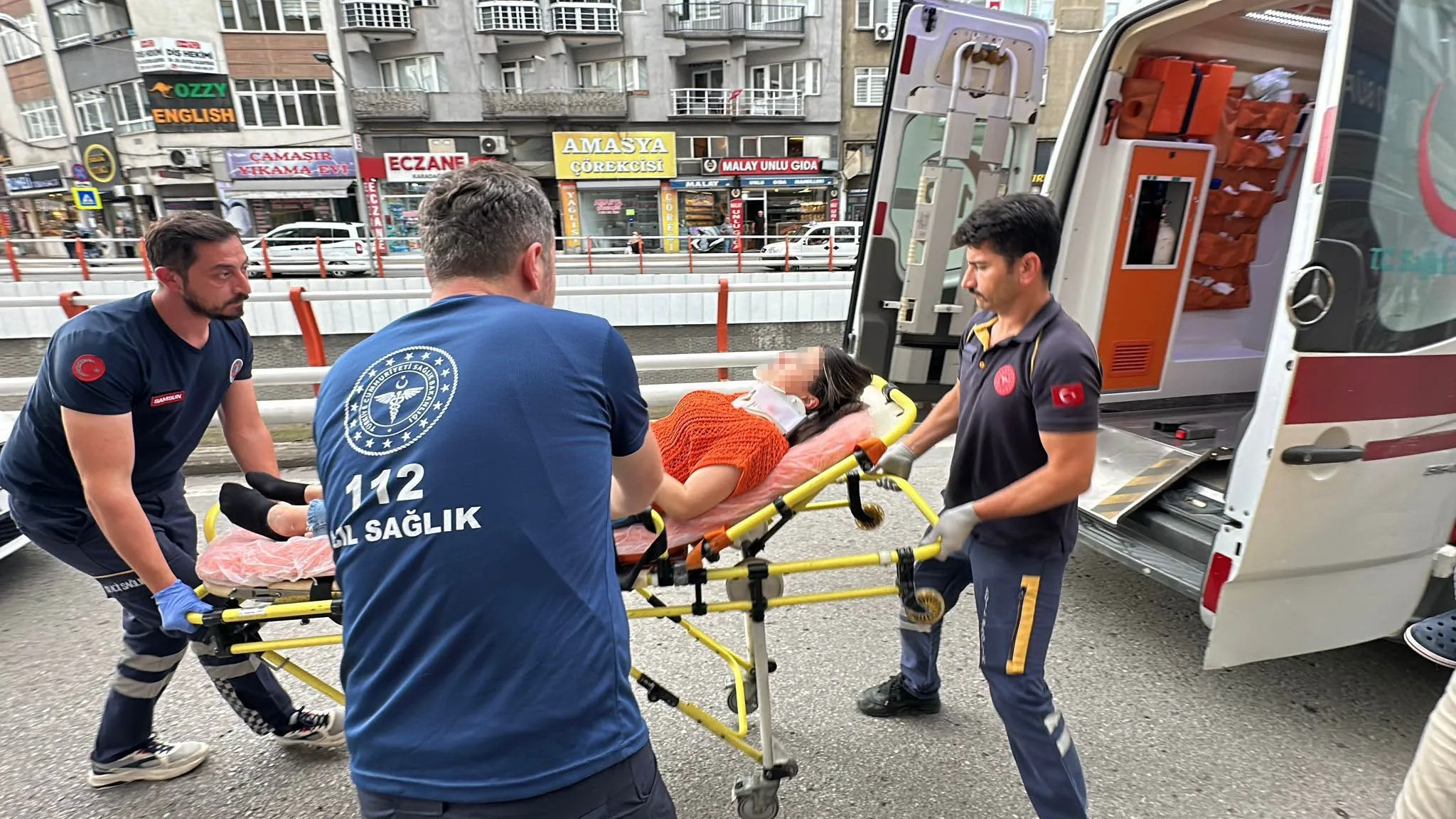 Dolmuştan inen yolcuya motosiklet çarptı: 2 yaralı