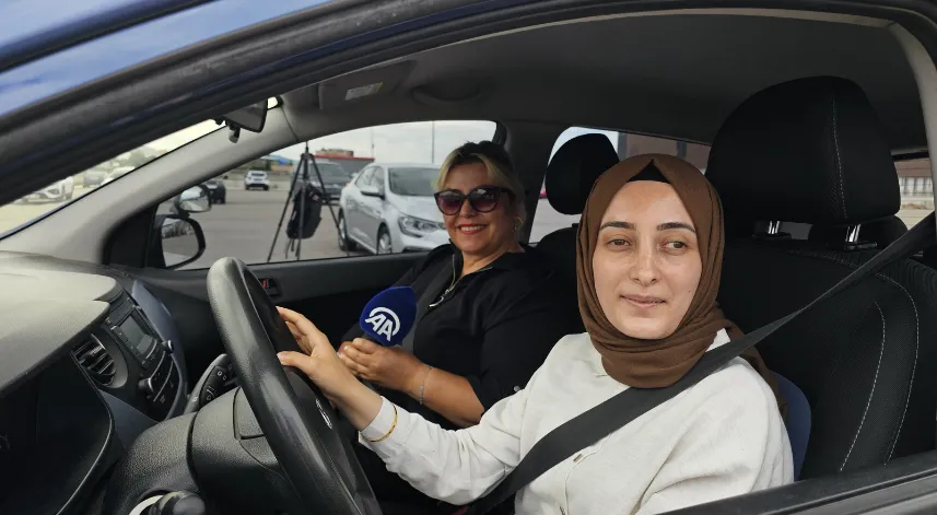 Çorum'da görme engelliler farkındalık amacıyla eğitmen kontrolünde otomobil kullandı