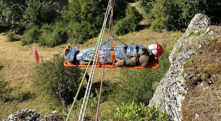 Kayalıklarda zorlu arama kurtarma tatbikatı