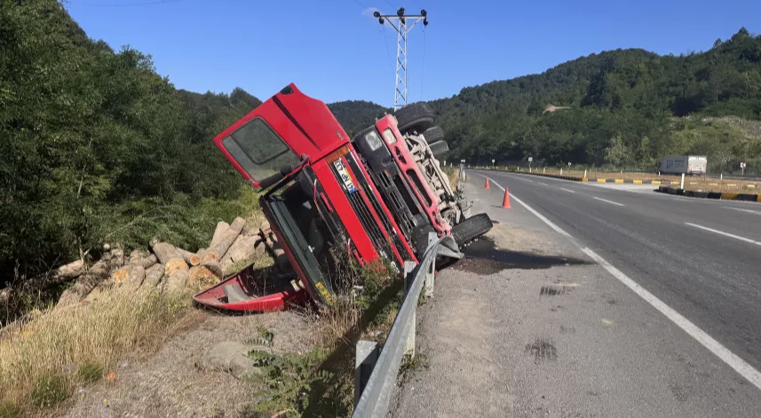 Zonguldak'ta devrilen tomruk yüklü tırın sürücüsü kazadan yara almadan kurtuldu