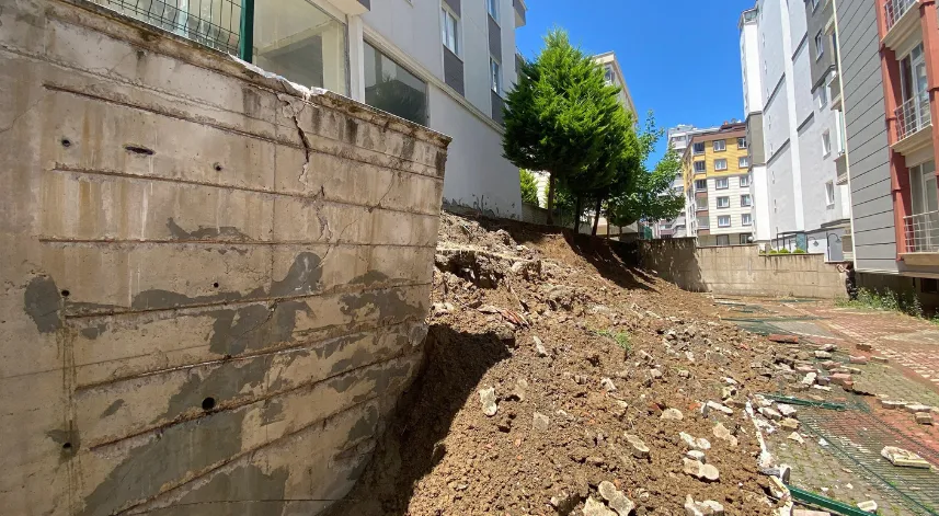 Samsun’da sitenin istinat duvarı çöktü